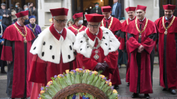 Kraków, 01.10.2020. Dotychczasowy rektor UJ prof. Wojciech Nowak (C-P) oraz obierający ten urząd prof. Jacek Popiel (C-L) podczas przemarszu profesorów ulicami Krakowa, który zainaugurował nowy rok akademicki na Uniwersytecie Jagiellońskim, najstarszej polskiej uczelni.  PAP/J. Bednarczyk