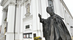 Pomnik papieża Jana Pawła II na Rynku w Wadowicach. Fot. PAP/J. Bednarczyk