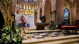 Uroczysta sesja trybunału w katedrze poznańskiej inaugurująca proces beatyfikacyjny na szczeblu diecezjalnym doktor Wandy Błeńskiej. Fot. PAP/J. Kaczmarczyk