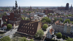 Gdańsk, 10.05.2020. Zabytkowy Wielki Młyn w sąsiedztwie kościoła św. Katarzyny. Fot. A. Waeżawa