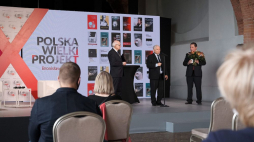 Socjolog prof. Zdzisław Krasnodębski (L), laureat wyróżnienia, dziennikarz Bronisław Wildstein (P) oraz prezes PiS, wicepremier Jarosław Kaczyński (C) podczas uroczystości wręczenia Nagrody im. Prezydenta Lecha Kaczyńskiego w ramach X Kongresu Polska Wielki Projekt w Warszawie. Fot. PAP/M. Marek