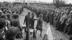 Strajk w Kopalni Węgla Kamiennego (KWK) Manifest Lipcowy w Jastrzębiu-Zdroju: zgromadzeni na terenie zakładu pracownicy oczekują na zakończenie negocjacji i podpisanie porozumienia między Komisją Rządową a Prezydium Międzyzakładowego Komitetu Strajkowego (MKS). Jastrzębie-Zdrój, 2-3.09.1980. Fot. PAP/B. Różyc