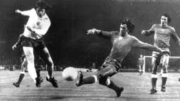 Mecz eliminacyjny piłkarskich MŚ'74 Anglia - Polska /1:1/ na stadionie Wembley 17.10.1973 . Na zdj.: Mirosław Bulzacki /C/ i Adam Musiał /P/. Fot. PAP-Archiwum