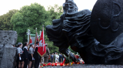 Warszawa, 01.08.2013. Uroczystości obchodów 69. rocznicy wybuchu Powstania przy pomniku „Polegli–Niepokonani 1939–1945” na Cmentarzu Powstańców Warszawy na warszawskiej Woli. Fot. PAP/T. Gzell