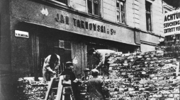 Warszawa, 10.1940 r. Niemcy wydali rozkaz utworzenia getta dla ludności żydowskiej. W połowie listopada cały teren ogrodzony był wysokim murem. Na zdj. budowa murów wokół żydowskiej dzielnicy. Fot. PAP/CAF