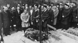 Gdańsk, 1971-04-29. Przedstawiciele wszystkich wydziałów produkcyjnych wraz z dyrekcją i komitetem zakładowym Stoczni Gdańskiej im. Lenina podczas składania wieńców na grobie stoczniowca, który zginął w tragicznych wydarzeniach grudniowych. Fot. PAP/Z. Kosycarz 