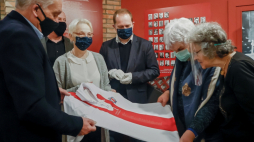 Gdańsk, 26.11.2020. Zgromadzeni goście podczas przekazania koszulki wykonanej na wzór KS Gedania 1922 do zbiorów Muzeum Gdańska, 26 bm. w Muzeum Poczty Polskiej w Gdańsku. Koszulka piłkarska gdańskiego Klubu Sportowego Gedania 1922 ma upamiętniać przedwojennych gedanistów zamordowanych przez Niemców w czasie II wojny światowej, więc swoją stylistyką nawiązuje do projektu przedwojennego. Fot. PAP/J. Dzban