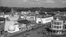 Wrocław, 1948-09. Wystawa Ziem Odzyskanych (21 lipca-31 października). Nz. od lewej, pawilony: Centrali Handlowej Przemysłu Chemicznego, Centrali Handlowej Przemysłu Drzewnego, Ministerstwa Komunikacji, Państwowego Przemysłu Fermentacyjnego. Fot. PAP/CAF