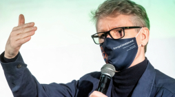 Toruń, 16.10.2020. Kurator wystawy z Fundacji Tumult Marek Żydowicz podczas konferencji prasowej przed otwarciem wystawy „Helmut Newton: Lubię silne kobiety”, 16 bm. w Toruniu. Wystawa towarzyszy 28. edycji Międzynarodowego Festiwalu Filmowego EnergaCAMERIMAGE 2020. Fot. PAP/T. Żmijewski
