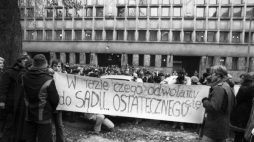 Warszawa 10.11.1980. Sąd Najwyższy uchyla poprawki wprowadzone do Statutu Solidarności przez warszawski Sąd Wojewódzki. Przedstawiciele Solidarności zgadzają się na dołączenie aneksu. Fot. PAP/W. Kryński 