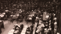 Proces w Norymberdze w listopadzie 1945 r.; ogólny widok sali rozpraw. Fot. PAP/CAF-Archiwum