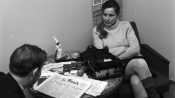 Warszawa 02.1970. Wywiad z poetką, autorką tekstów piosenek Agnieszką Osiecką w Polskim Radio. Fot. PAP/CAF/A. Urbanek