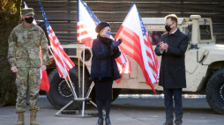 Poznań, 20.11.2020. Ambasador USA w Polsce Georgette Mosbacher (C), minister obrony narodowej Mariusz Błaszczak (P) oraz zastępca dowódcy V Korpusu gen. dyw. Terrence J. McKenrick (L) podczas uroczystej inauguracji działalności wysuniętego dowództwa V Korpusu Sił Lądowych USA w Polsce w Poznaniu, 20 bm. Fot. PAP/J. Kaczmarczyk
