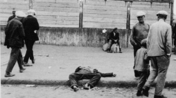 Ulica w Charkowie, 1932 r. Przechodnie mijają zmarłych z głodu ludzi. Źródło: Wikipedia Commons
