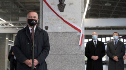 Warszawa, 10.11.2020. Wiceminister kultury i dziedzictwa narodowego Jarosław Sellin (L), dyrektor Instytutu Dziedzictwa Myśli Narodowej im. Romana Dmowskiego i Ignacego Jana Paderewskiego Jan Żaryn (1P), poseł PiS Antoni Macierewicz (2P) podczas uroczystości nadania stołecznemu Dworcowi Wschodniemu imienia Romana Dmowskiego. Fot. PAP/M. Marek