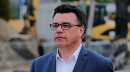Warszawa, 25.08.2020. Dyrektor naczelny Centrum Nauki Kopernik Robert Firmhofer na placu przy CNK w Warszawie. Fot. M. Marek