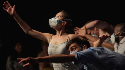 Zdjęcie ze spektaklu „Juliusz Cezar” Royal Academy of Dramatic Art z Wielkiej Brytanii, SzekspirOFF 2019, 23. Festiwal Szekspirowski w Gdańsku. Autor zdjęcia: Sebastian Góra. Źródło: www.facebook.com/gdansk.shakespeare.festival