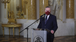 Warszawa, 06.11.2020. Wicepremier, minister kultury, dziedzictwa narodowego i sportu Piotr Gliński podczas konferencji prasowej „Darmowy Listopad w Rezydencjach Królewskich – w tym roku wyjątkowo w odsłonie online”. PAP/W. Olkuśnik