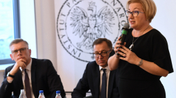 Dyrektor Wojskowego Biura Historycznego dr hab. Sławomir Cenckiewicz (L), prezes IPN Jarosław Szarek (C) i prezes Instytutu Józefa Piłsudskiego Iwona Drąg-Korga (P). Fot. PAP/P. Nowak