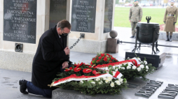 rzędu ds. Kombatantów i Osób Represjonowanych Jan Józef Kasprzyk (C-L) podczas złożenia wieńca przy Grobie Nieznanego Żołnierza, Fot. PAP/T. Gzell