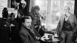 Realizacja filmu „Dekalog” w reżyserii Krzysztofa Kieślowskiego: Jerzy Stuhr (L) i Henryk Bista (P). Fot. PAP/CAF/W. Rozmysłowicz