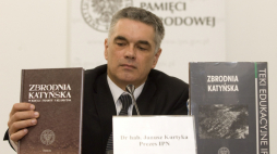 Warszawa 06.04.2010. Prezes Instytutu Pamięci Narodowej Janusz Kurtyka podczas konferencji prasowej poświęconej działaniom IPN w 70. rocznicę Zbrodni Katyńskiej. Fot.PAP/P. Kula