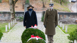 Ambasador Urszula Doroszewska oraz Attaché Obrony, Wojskowy, Morski i Lotniczy ppłk Piotr Sadyś w dniu Narodowego Święta Niepodległości złożyli wieniec przed Mauzoleum Matki i Serca Syna Józefa Piłsudskiego na cmentarzu na Rossie. Źródło: Twitter/Ambasada RP na Litwie
