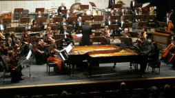 Koncert zespołu Lutosławski Piano Duo: Emilia Sitarz (L) i Bartłomiej Wąsik oraz Orkiestry Symfonicznej Filharmonii Świętokrzyskiej. 2007 r. Fot. PAP/P. Polak