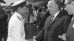 Pakistan Karaczi 01.11.1970. Pięciodniowa oficjalna wizyta w Pakistanie przewodniczącego Rady Państwa, marszałka Polski Mariana Spychalskiego (2P), na przełomie października i listopada 1970 roku. Na zdjęciu ceremonia powitania na lotnisku. Fot. PAP/S. Czarnogórski