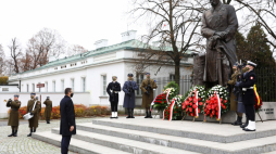 Premier Mateusz Morawiecki (L) składa wieniec przed pomnikiem marszałka Józefa Piłsudskiego przy ulicy Belwederskiej w Warszawie. Fot. PAP/R. Guz