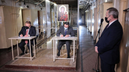 Wicepremier, minister kultury, dziedzictwa narodowego i sportu Piotr Gliński (P), dyrektor Muzeum Żołnierzy Wyklętych i Więźniów Politycznych PRL Jacek Pawłowicz (L) oraz dyrektor Instytutu Dziedzictwa Myśli Narodowej im. R. Dmowskiego i I.J. Paderewskiego prof. Jan Żaryn (C) podczas podpisania umowy o współpracy. Fot. PAP/W. Olkuśnik