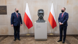 W siedzibie głównej MSZ szef resortu Zbigniew Rau i dyrektor generalny Służby Zagranicznej Andrzej Papierz odsłonili popiersie marszałka Józefa Piłsudskiego. Źródło: Twitter MSZ