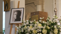 Warszawa, 03.11.2020. Msza pogrzebowa za Wojciecha Pszoniaka w Kościele Środowisk Twórczych na Placu Teatralnym w Warszawie. Aktor Wojciech Pszoniak zmarł 19 października br. w wieku 78 lat.  PAP/M. Marek
