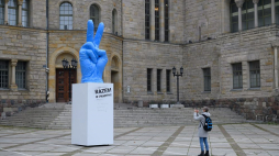 Rzeźba „Razem w pandemii!” autorstwa Ewy Bone i Ewy Kozubal przed Centrum Kultury Zamek w Poznaniu. Fot. PAP/J. Kaczmarczyk