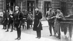 Rozbrajanie Niemców w Warszawie – warta studentów. W głębi widoczni rozbrojeni żołnierze niemieccy. 11.1918. Fot. NAC