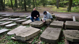 Podkomisarz dr Marek Łuczak (L) i Bartosz Witowski z Pomorskiego Towarzystwa Historycznego podczas badań terenowych nad ewidencją starych nagrobków na Cmentarzu Centralnym w Szczecinie. 26.04.2020. Fot. PAP/M. Bielecki