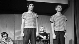 Pierwszy spektakl Teatru 77 „Rosjo, żono moja...”. Na zdjęciu m.in. Janusz Świerczyński (L), Dariusz Bromberk (2L), Jerzy Czerwiński (P). Łódź, 1970 r. Fot. PAP/Z. Wdowiński