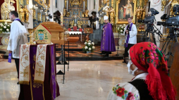 Uroczystości pogrzebowe biskupa Józefa Zawitkowskiego w Bazylice Katedralnej pw. Wniebowzięcia NMP w Łowiczu. Fot. PAP/G. Michałowski
