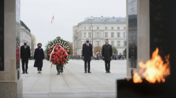 Marszałek Sejmu Elżbieta Witek (2L), marszałek Senatu Tomasz Grodzki (L), minister obrony narodowej Mariusz Błaszczak (P) i premier Mateusz Morawiecki (2P) podczas uroczystości złożenia wieńca na Grobie Nieznanego Żołnierza w Warszawie z okazji obchodów Narodowego Święta Niepodległości. Fot. PAP/M. Obara
