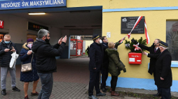 Prezes Instytutu Pamięci Narodowej Jarosław Szarek (4P), siostra Apolinarego Formeli Longina Łaga-Syldatk (3P), prezydent Gdyni Wojciech Szczurek (2P) oraz przedstawiciele kolei podczas uroczystego odsłonięcia przygotowanej przez IPN tablicy upamiętniającej 6 poległych w grudniu 1970 r. stoczniowców na budynku stacji SKM Gdynia Wzgórze św. Maksymiliana. Fot. PAP/A. Warżawa