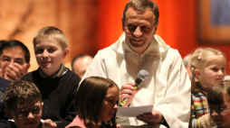 Poznań, 31.12.2009. 32. Europejskie Spotkania Młodych Taize w Poznaniu. Nz. brat Alois (C) wśród dzieci podczas wieczornej modlitwy w hali nr 5. Fot. PAP/A. Ciereszko