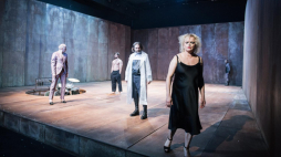 Fragment spektaklu „Fedra” w reż. Grzegorza Wiśniewskiego z Teatru Wybrzeże w Gdańsku. Na pierwszym planie Katarzyna Figura. Źródło: Teatr Wybrzeże