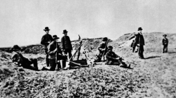 Polska, 1921. III Powstanie Śląskie (wystąpienie zbrojne od 2-3 maja do 5 lipca 1921 mające na celu przyłączenie Górnego Śląska do Polski). Nz. powstańcy w okopach. Fot. PAP/Reprodukcja: T. Prażmowski