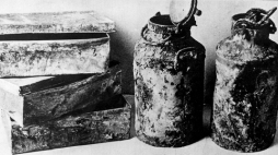 Skrzynie i bańki na mleko, w których ukryto zbiory Oneg Szabat. Źródło: Wikipedia Commons