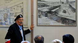 2 08 2013. Treblinka. Samuel Willenberg przedstawiający swoje rysunki obozu zagłady Treblinka II Muzeum Walki i Męczeństwa. Obchody 70. rocznicy buntu w obozie zagłady w Treblince. Źródło: Wikipedia Commons