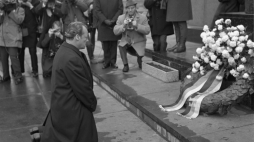 Warszawa, 07.12.1970 r. W czasie swojej wizyty kanclerz RFN Willy Brandt złożył kwiaty przed Pomnikiem Bohaterów Getta. Fot. PAP/S. Czarnogórski