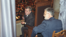 Warszawa 09.11.1993. Sejm, prezydent RP Lech Wałęsa w loży prezydenckiej (L), szef Biura Prasowego Prezydenta i jego rzecznik prasowy Andrzej Drzycimski (P). Fot. PAP/M. Belina Brzozowski