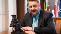 Prezydent Bielska-Białej Jarosław Klimaszewski przy modelu pomnika postaci z kreskówki. Fot. Paweł Sowa, wydział prasowy Urzędu Miejskiego w Bielsko-Białej