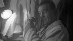 Warszawa 09.1962. Aktor kabaretowy, teatralny i filmowy Adolf Dymsza w garderobie Teatru Syrena przygotowuje się do spektaklu. PAP/W. Prażuch