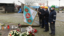 Uroczystość zapalenia zniczy i złożenia wieńców pod Pomnikiem Poległych Stoczniowców w Gdańsku. Fot. PAP/A. Warżawa